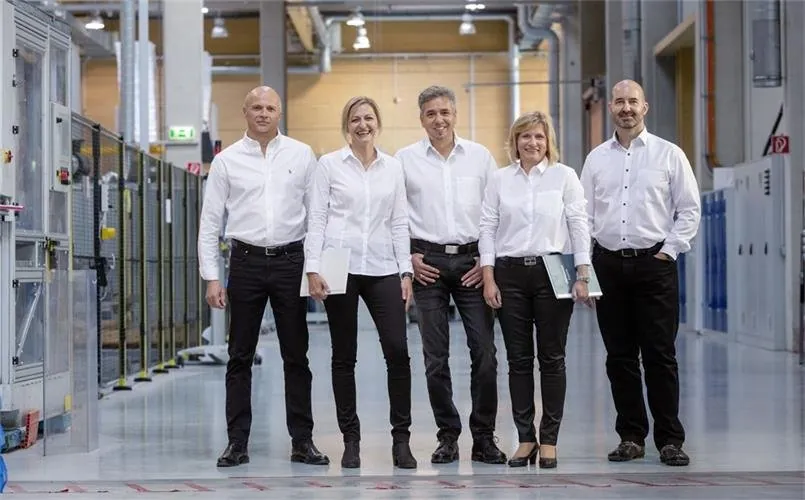 Das Team von HEXCHANGE im Werk